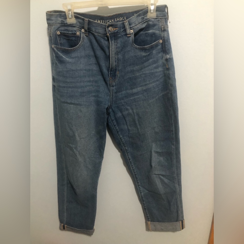 Womens American Eagle size 10 mom cuffed blue jeans.
